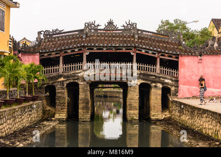 Chùa Cầu pont japonais, un pont en bois sculpté 18e siècle qui comprend une salle de culte, à Hoi An, Vietnam Banque D'Images