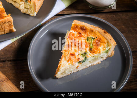 Quiche brocoli et saumon classique fabriqué à partir de pâte brisée avec des fleurons de brocoli et saumon fumé dans une sauce onctueuse à la crème d'oeufs de poules Banque D'Images