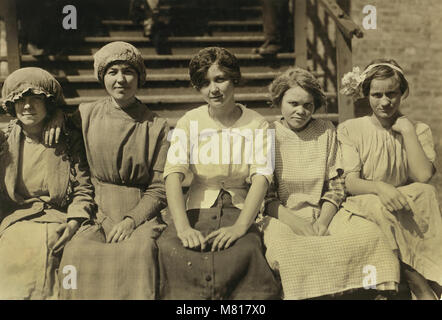 Groupe d'usine type Filles de coton de Marysville, Portrait assis, Dallas, Texas, USA, Lewis Hine pour Comité nationale sur le travail des enfants, Octobre 1913 Banque D'Images