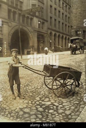 Rabholz George, 14 ans, offre des forfaits pour Printing Office, Cincinnati, Ohio, USA, Lewis Hine pour Comité nationale sur le travail des enfants, Août 1908 Banque D'Images