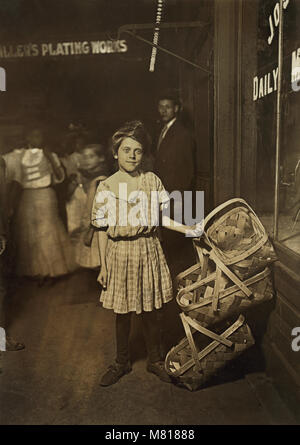 Siminger Antoinette, 12 ans, vente de paniers à la sixième Rue Marché à 10:00, Un portrait, Cincinnati, Ohio, USA, Lewis Hine pour Comité nationale sur le travail des enfants, Août 1908 Banque D'Images