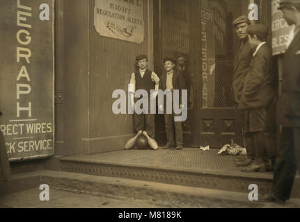 Deux garçons Bowling de nuit, Portrait debout avec boule de bowling et deux goupilles, New Haven, Connecticut, USA, Lewis Hine pour Comité nationale sur le travail des enfants, Mars 1909 Banque D'Images