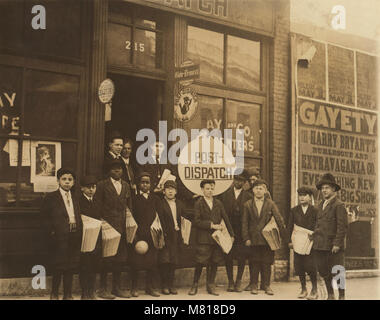 Groupe des Plastiscines debout en face de la succursale de Burley, 23e rue, près de l'Olive, St Louis, Missouri, USA, Lewis Hine pour Comité nationale sur le travail des enfants, Mai 1910 Banque D'Images