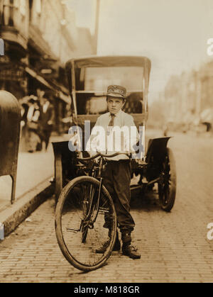 Harvey Buchanan, 14 ans, Compagnie de télégraphe Postal Messenger, un portrait en location, Wilmington, Delaware, USA, Lewis Hine pour Comité nationale sur le travail des enfants, Mai 1910 Banque D'Images