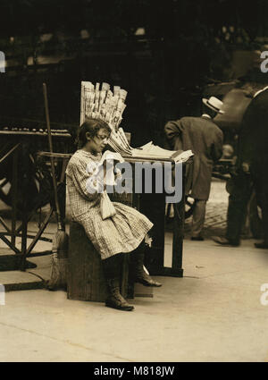 Minnie Paster, 10 ans, tendance, kiosque Bowery et de Bond Street, New York City, New York, USA, Lewis Hine pour Comité nationale sur le travail des enfants, Juillet 1910 Banque D'Images