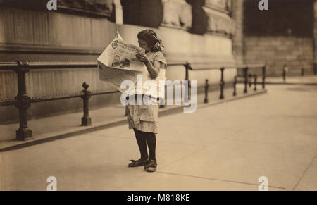 Newsgirl jeunes journal de lecture, Park Row, New York City, New York, USA, Lewis Hine pour Comité nationale sur le travail des enfants, Juillet 1910 Banque D'Images