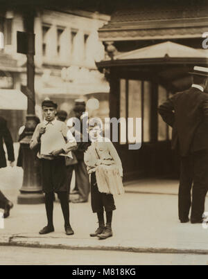 Deux jeunes Plastiscines, Un portrait près de l'entrée du Métro, New York City, New York, USA, Lewis Hine pour Comité nationale sur le travail des enfants, Juillet 1910 Banque D'Images