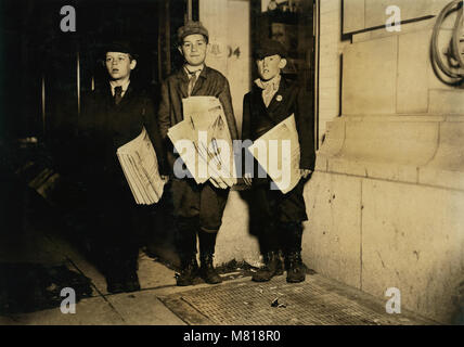 Lawrence Lee, 10 ans, Michael Nyland, 11 ans, Martin Garvin, 12 ans, un portrait à vendre des journaux près de 14 après minuit, tous promettant de rester jusqu'à ce que tous les journaux ont été vendus, Washington DC, USA, Lewis Hine pour Comité nationale sur le travail des enfants, avril 1912 Banque D'Images