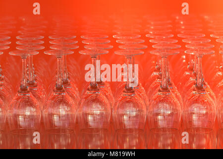 Verres à vin rouge sur formulaire compteur modèle abstract background Banque D'Images