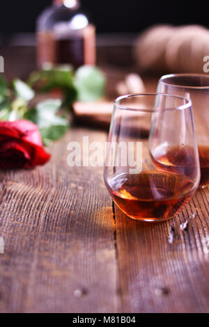 Outils de vintage verre de rhum sur une table en bois rustique avec des cigares et bouteille.barbier sur fond de bois Banque D'Images