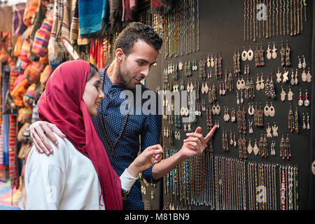 Smiling young couple shopping musulmane et à la recherche de bijoux à Banque D'Images