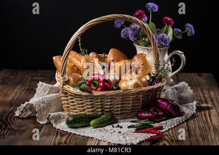 Panier en osier avec peu de pâtés sur un fond de studio Banque D'Images