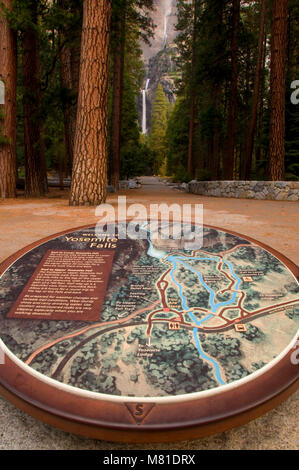 Yosemite Falls carte d'interprétation, Yosemite National Park, Californie Banque D'Images