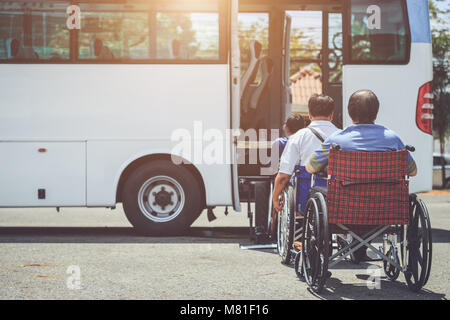 Mobilité concept bus : mobilité des gens assis sur fauteuil roulant et aller à l'autobus public Banque D'Images