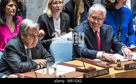 New York, États-Unis, 28 avril 2017. Le secrétaire d'État des États-Unis, Rex Tillerson (R) se trouve à côté le Secrétaire général de l'ONU, António Guterres lors d'un Conseil de sécurité des Nations Unies réunion ministérielle sur la Corée du Nord au siège des Nations Unies à New York le 28 avril 2017. À gauche est l'Ambassadeur des Etats-Unis à l'ONU Nikki Haley. Photo par Enrique Shore/Alamy Stock Photo Banque D'Images