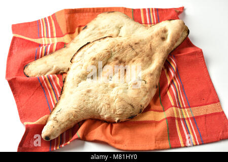 Le Lavash, pains plats traditionnels géorgiens sur la serviette rouge Banque D'Images