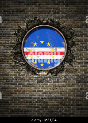 Le rendu 3D d'une république du Cap-Vert drapeau au-dessus d'une plaque métallique rouillée embarqué sur un vieux mur de brique Banque D'Images