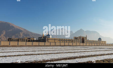 École pour clercs à Kermanshah. Vue globale sur l'ensemble du complexe pendant le lever du soleil. Saison d'hiver. Banque D'Images