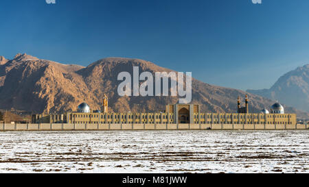 École pour clercs à Kermanshah. Vue globale sur l'ensemble du complexe pendant le lever du soleil. Saison d'hiver. Banque D'Images