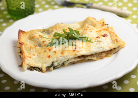 Lasagnes à la roquette sur une table servi Banque D'Images