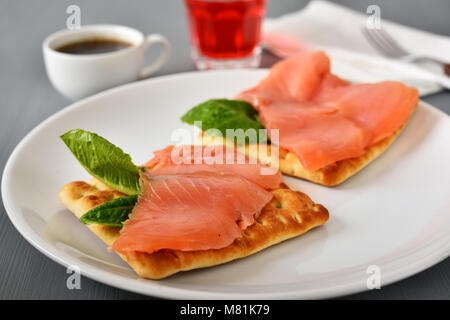 Petit déjeuner suédois avec du saumon et de la laitue Banque D'Images