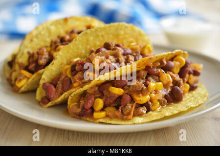 Trois tacos avec chili con carne Banque D'Images