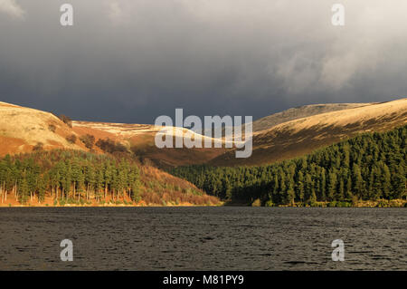 UK,Derbyshire, Peak District,Tempête sur réservoir de Howden Banque D'Images