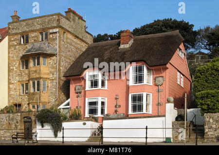 Dorset UK,Lyme Regis,Bibliothèque,et Sundial Cottage House sur Marine Parade Banque D'Images