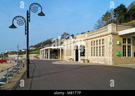 Dorset UK,Lyme Regis,recherche,le long de la Marine Parade avec Jubillee Pavilion et National Trust Shop Banque D'Images