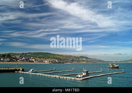 Dorset UK,,Lyme Regis,à l'ensemble de la baie de Lyme au Cobb, vers ville et Charmouth. Banque D'Images