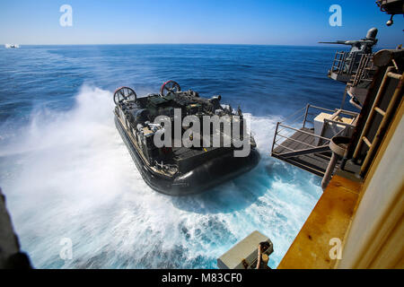 Mer Méditerranée (7 mars 2018) Un débarquement de la Marine américaine d'un coussin d'air (LCAC) prend des Marines américains affectés à la 26e Marine Expeditionary Unit (MEU) et le pignon de la Guêpe-classe d'assaut amphibie USS Iwo Jima (DG 7) de la rive en Israël, pour l'exercice Juniper Cobra, le 7 mars 2018. La 26e MEU est en Israël pour l'exercice combiné de deux semaines, qui est conçu pour améliorer l'interopérabilité entre les forces américaines et israéliennes, en mettant l'accent sur la capacité à prévenir et, si nécessaire, se défendre contre des attaques de missiles. (U.S. Marine Corps photo par le Cpl. Jon/Sosner) Parution Banque D'Images