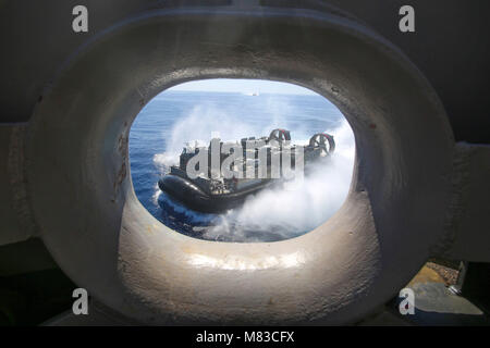 Mer Méditerranée (7 mars 2018) Un débarquement de la Marine américaine prend à coussin d'Air des Marines américains affectés à la 26e Marine Expeditionary Unit (MEU) et le pignon de la Guêpe-classe d'assaut amphibie USS Iwo Jima (DG 7) de la rive en Israël, pour l'exercice Juniper Cobra, le 7 mars 2018. La 26e MEU est en Israël pour l'exercice combiné de deux semaines, qui est conçu pour améliorer l'interopérabilité entre les forces américaines et israéliennes, en mettant l'accent sur la capacité à prévenir et, si nécessaire, se défendre contre des attaques de missiles. (U.S. Marine Corps photo par le Cpl. Jon/Sosner) Parution Banque D'Images