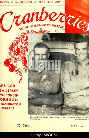 Un numéro de 1963 de Cranberries : The National Cranberry Magazine traite de sujets liés à la culture de la canneberge, aux tendances de l'industrie et aux techniques de récolte. Il sert de référence historique à l'industrie de la canneberge en Amérique au cours du 20ème siècle. Banque D'Images