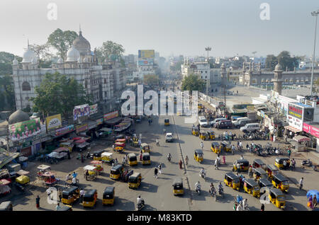 Charminar, Hyderabad, Inde - 22 octobre 2015 : vue sur un bus à partir de l'intersection monument Charminar à Hyderabad, Inde Banque D'Images