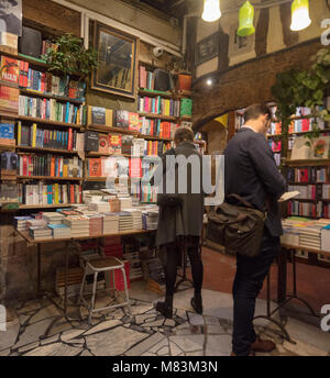 Shakespeare and Company, indépendante librairie anglophone, sur la Rive Gauche de Paris, France Banque D'Images