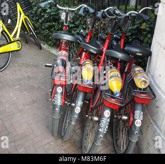 Quatre bicyclettes garées en rue, Amsterdam, ville de bicyclettes, Pays-Bas Banque D'Images