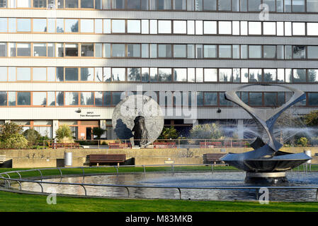 Statue de Mary Seacole au St Thomas' Hospital, par Martin Jennings. Torsion renouvelable kinetic sculpture fontaine par Naum Gabo. Londres, Royaume-Uni. NHS Banque D'Images