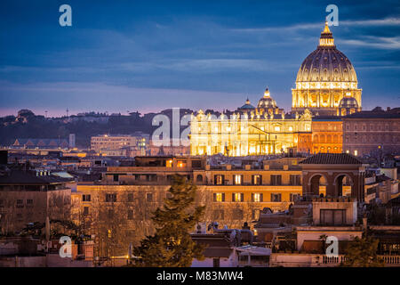 Une vue nocturne de Salita del Pincio, Rome, Italie. Mars 2016 Banque D'Images