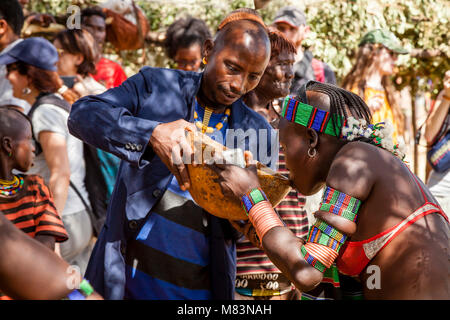 Les femmes de boire la bière de sorgho Hamar au cours d'une cérémonie, Dimeka Jumping Bull, vallée de l'Omo, Ethiopie Banque D'Images