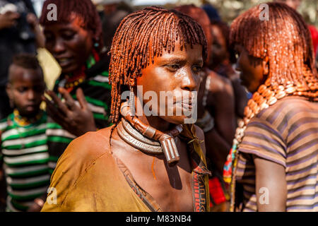 Hamar femmes tribales à un taureau sautant Cérémonie, Dimeka, vallée de l'Omo, Ethiopie Banque D'Images