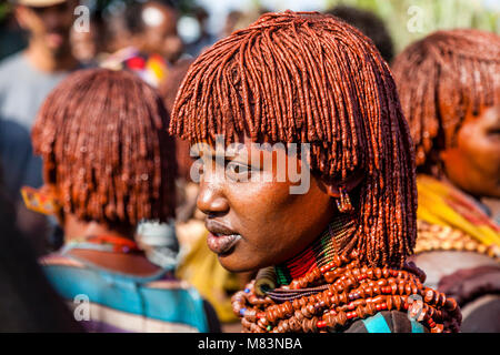 Une jeune femme à une tribu Hamar Jumping Bull Cérémonie, Dimeka, vallée de l'Omo, Ethiopie Banque D'Images