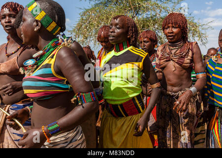 Les femmes de la tribu Hamar à un taureau sautant Cérémonie, Dimeka, vallée de l'Omo, Ethiopie Banque D'Images