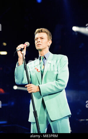 David Bowie se produisant au Freddie Mercury Tribute Concert pour la sensibilisation au sida, au stade de Wembley. Photo prise le lundi de Pâques, le 20 avril 1992 Banque D'Images