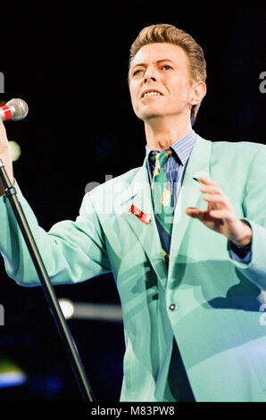 David Bowie se produisant au Freddie Mercury Tribute Concert pour la sensibilisation au sida, au stade de Wembley. Photo prise le lundi de Pâques, le 20 avril 1992 Banque D'Images