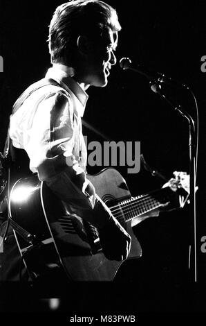 David Bowie sur scène à la NEC de Birmingham au cours de la première étape de sa vision et son tour. Photo prise le 19 mars 1990 Banque D'Images