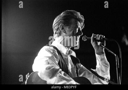 David Bowie sur scène à la NEC de Birmingham au cours de la première étape de sa vision et son tour. Photo prise le 19 mars 1990 Banque D'Images