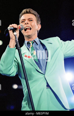 David Bowie se produisant au Freddie Mercury Tribute Concert pour la sensibilisation au sida, au stade de Wembley. Photo prise le lundi de Pâques, le 20 avril 1992 Banque D'Images