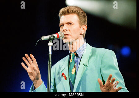 David Bowie se produisant au Freddie Mercury Tribute Concert pour la sensibilisation au sida, au stade de Wembley. Photo prise le lundi de Pâques, le 20 avril 1992 Banque D'Images