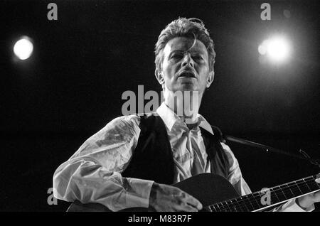 David Bowie sur scène à la NEC de Birmingham au cours de la première étape de sa vision et son tour. Photo prise le 19 mars 1990 Banque D'Images