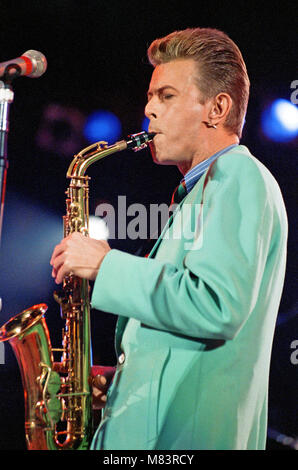 David Bowie se produisant au Freddie Mercury Tribute Concert pour la sensibilisation au sida, au stade de Wembley. Photo prise le lundi de Pâques, le 20 avril 1992 Banque D'Images